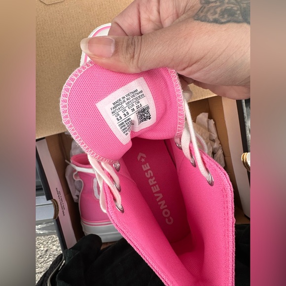 Brand new women’s Varsity pink converse size 5.5 (fits a 5/6) - Picture 6 of 8